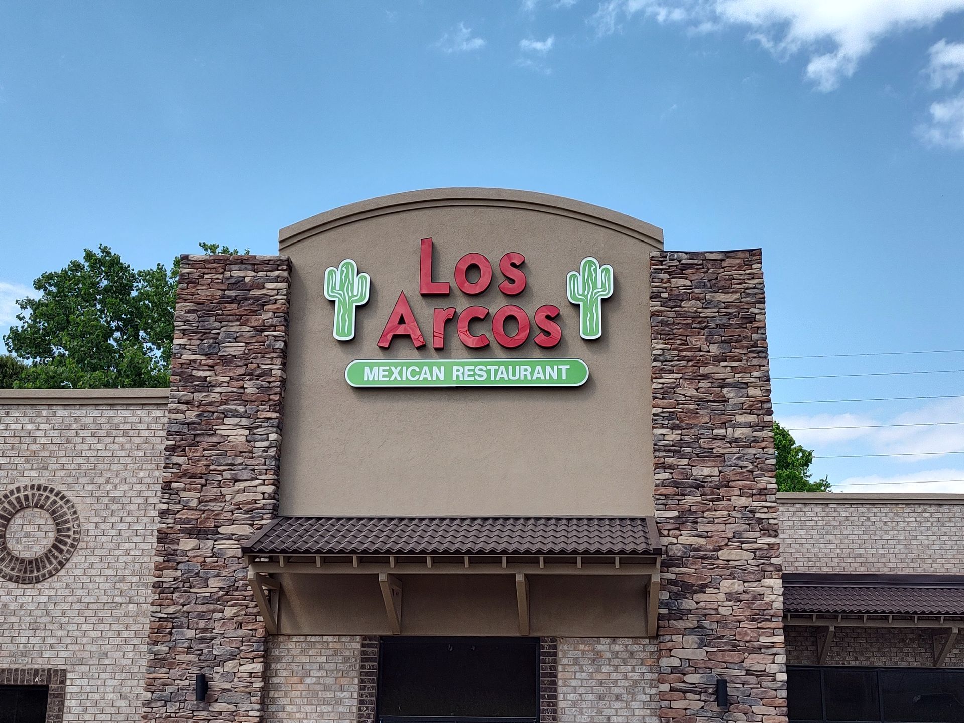 The front of a los arcos mexican restaurant