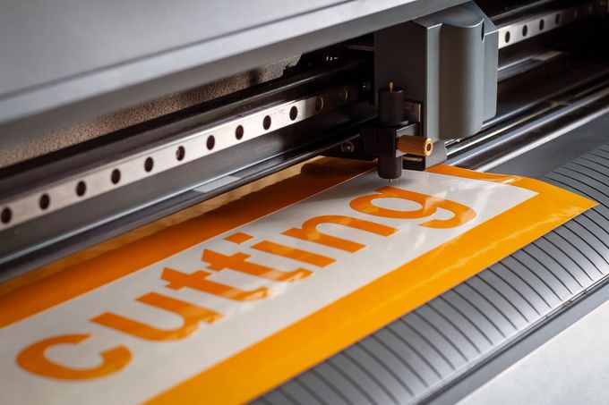 Vinyl cutter cutting the word 