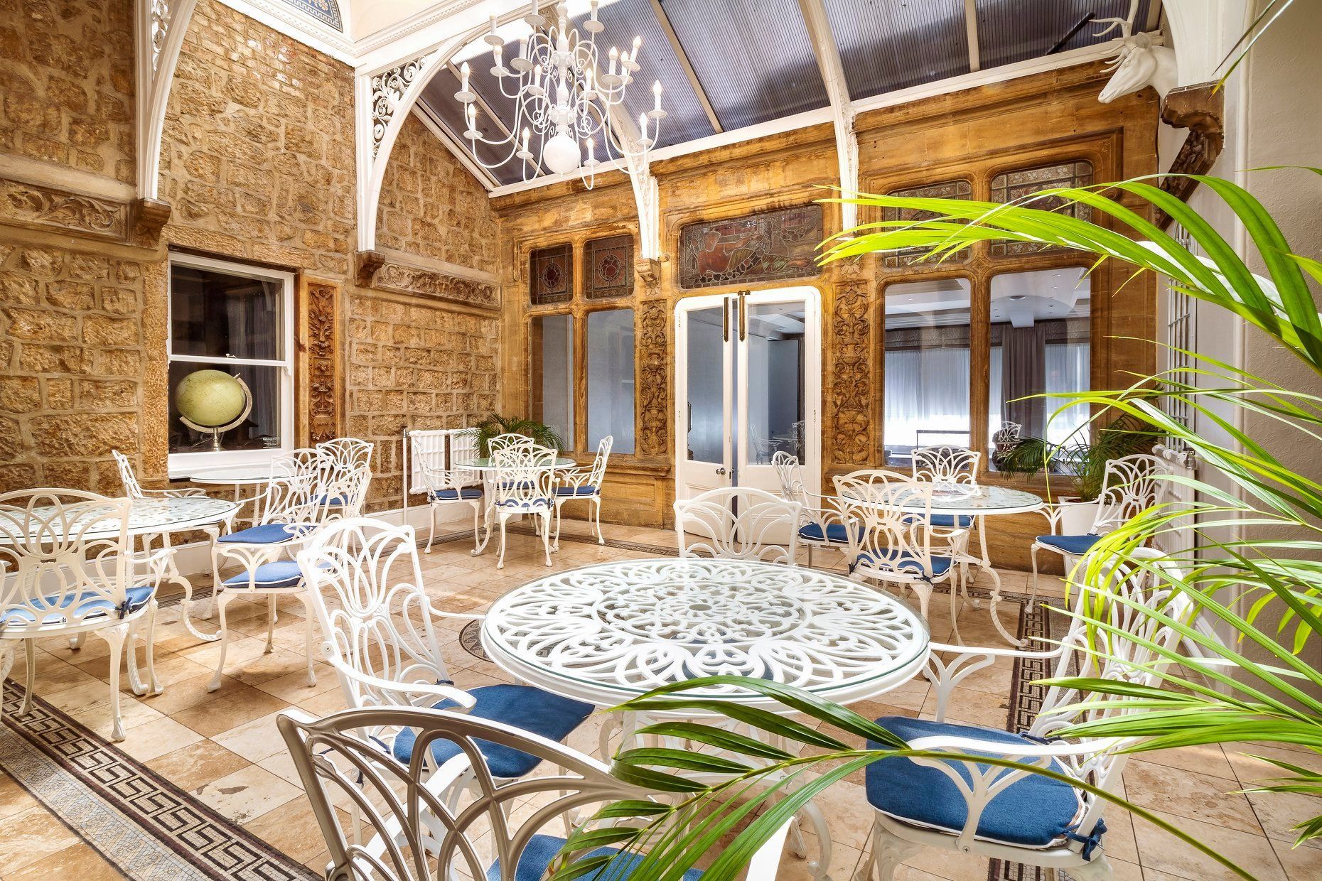 Sun lounge breakout space.
Three lounge areas located on the ground floor adjacent to the Somerset Suites