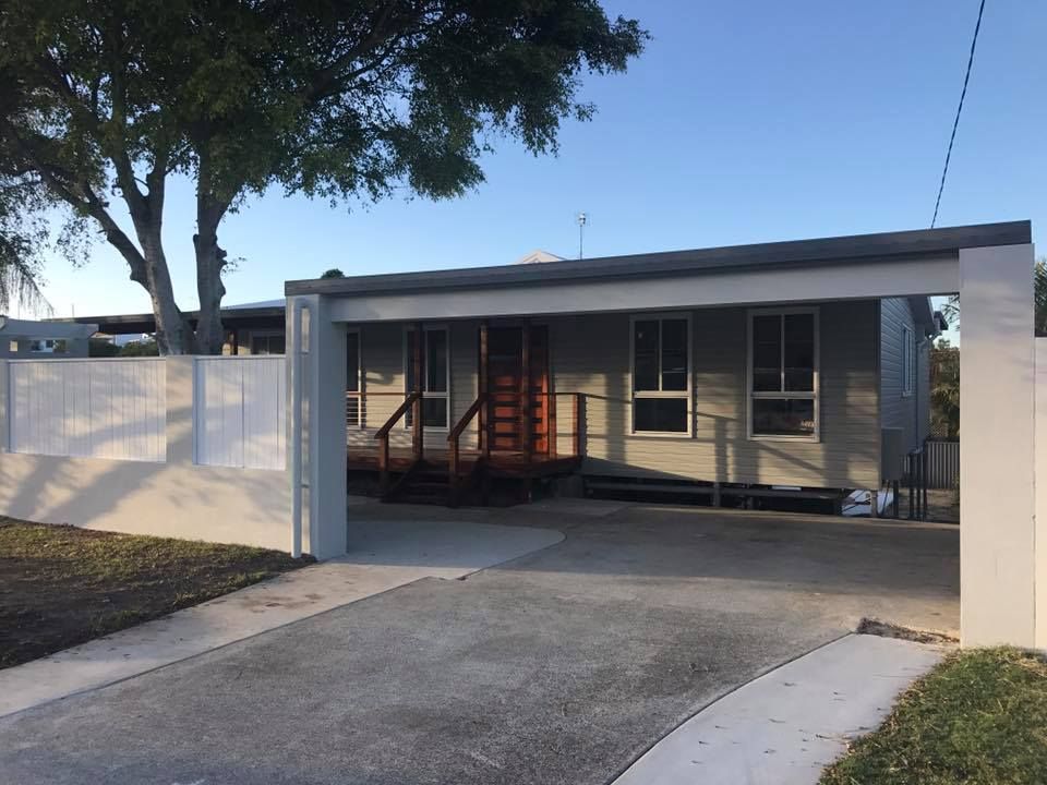 A house with a driveway leading to it