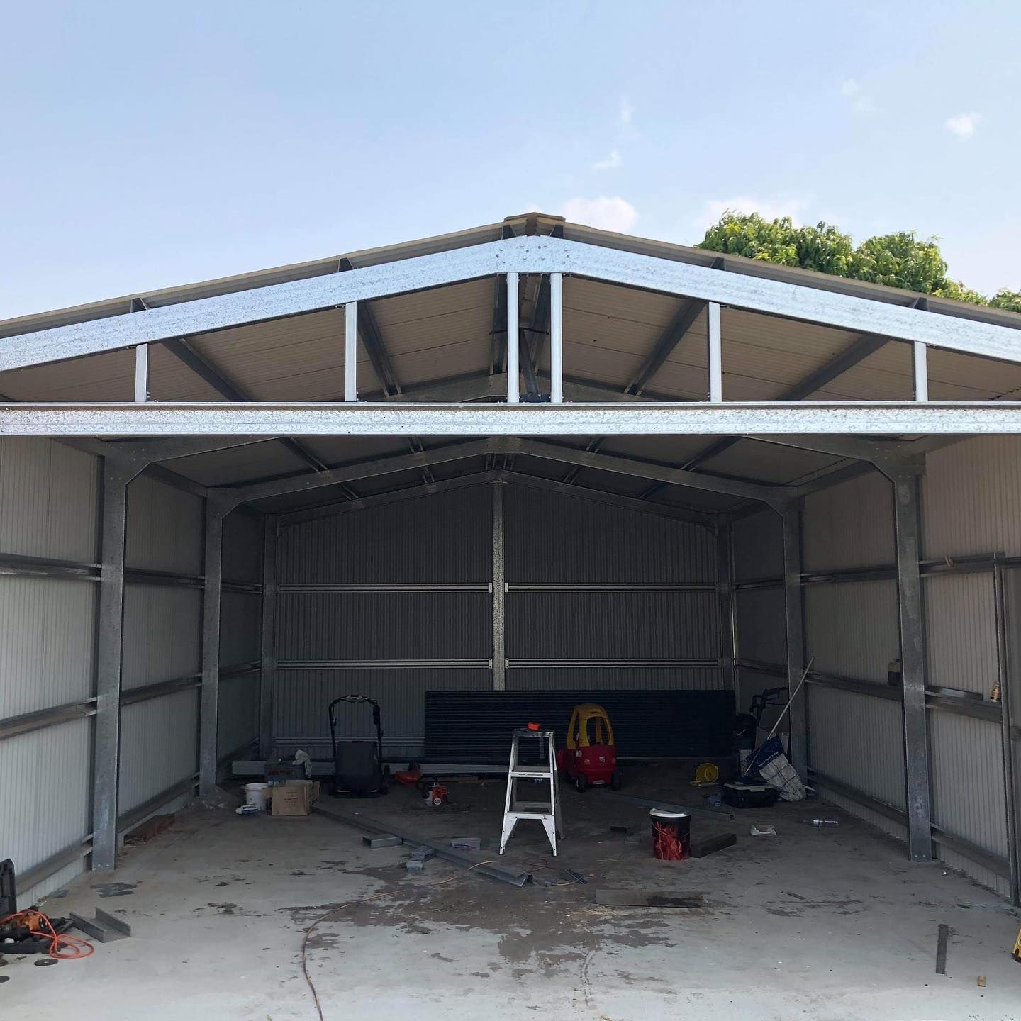A garage with a ladder in the middle of it