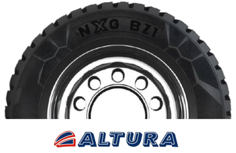 Pneu preto de caminhão com a inscrição