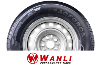 Pneu de alto desempenho Wanli em roda prateada. Pneu preto com o logotipo da empresa na parte inferior.