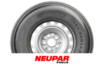 Pneu de caminhão preto em roda prateada com o logotipo