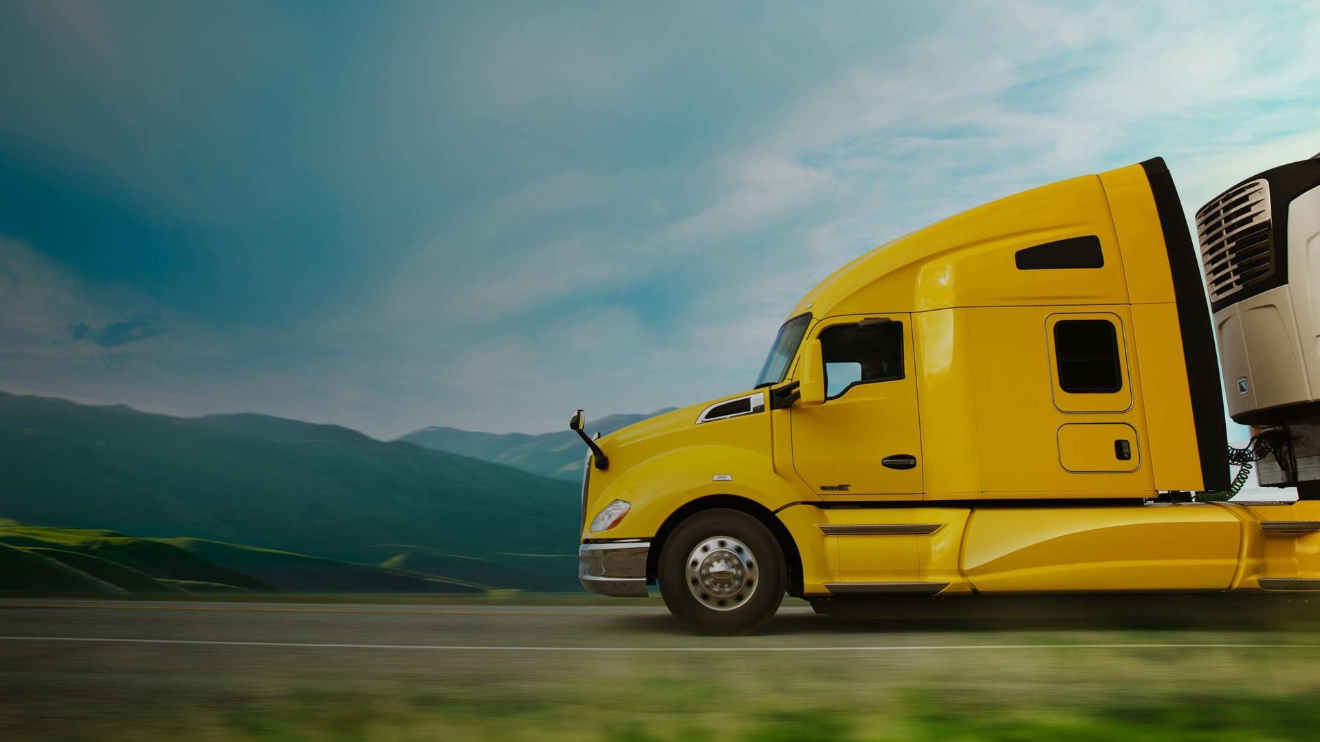 Mulher sentada à mesa em uma loja de pneus Bridgestone, falando ao telefone.