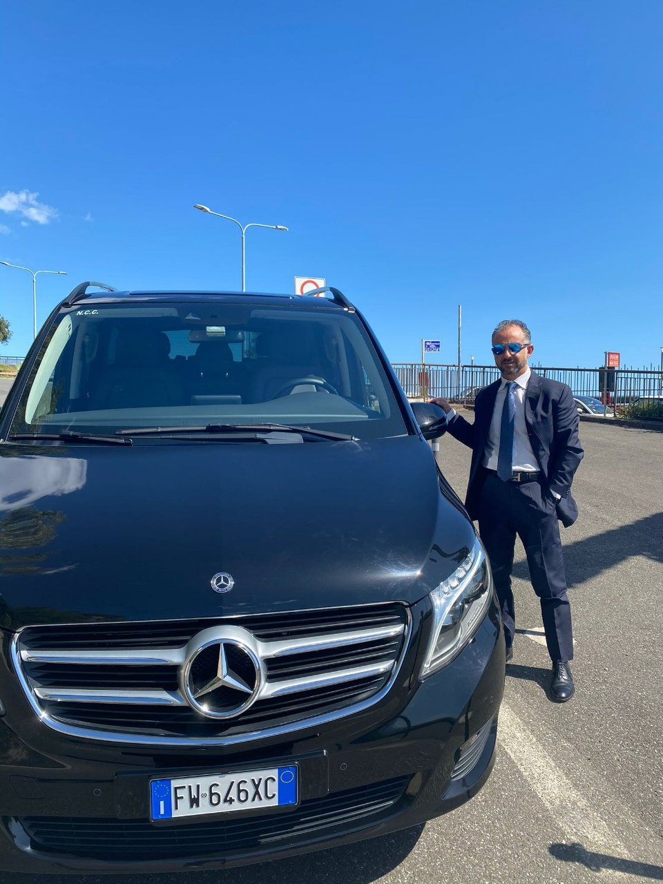 autista con auto a noleggio