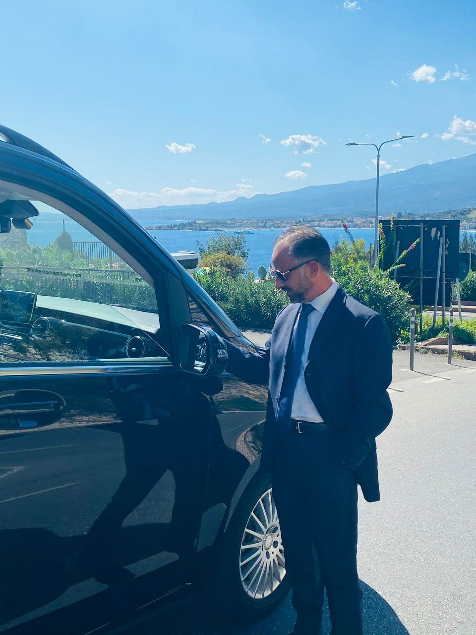 autista con auto a noleggio