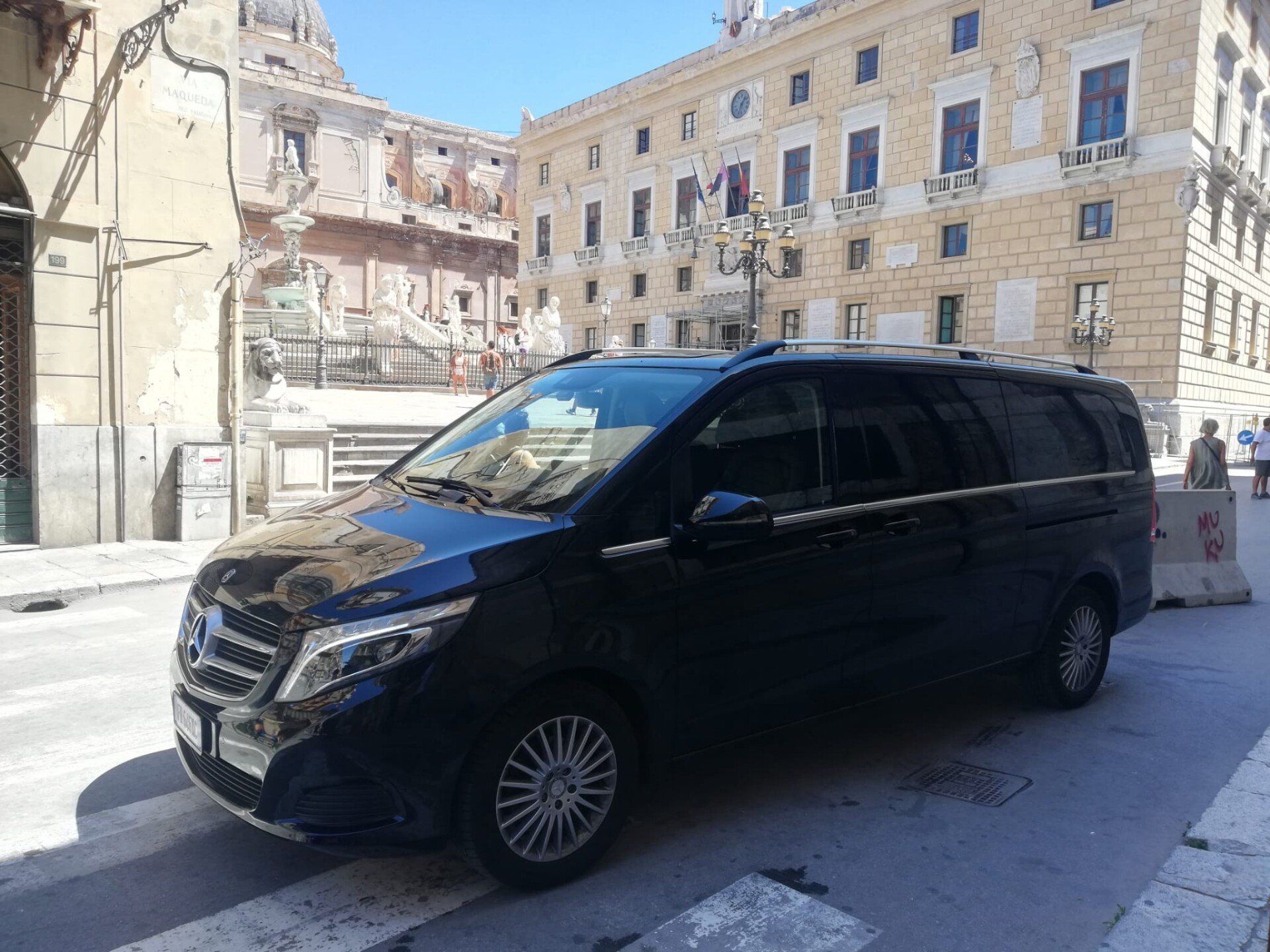 auto nera con conducente