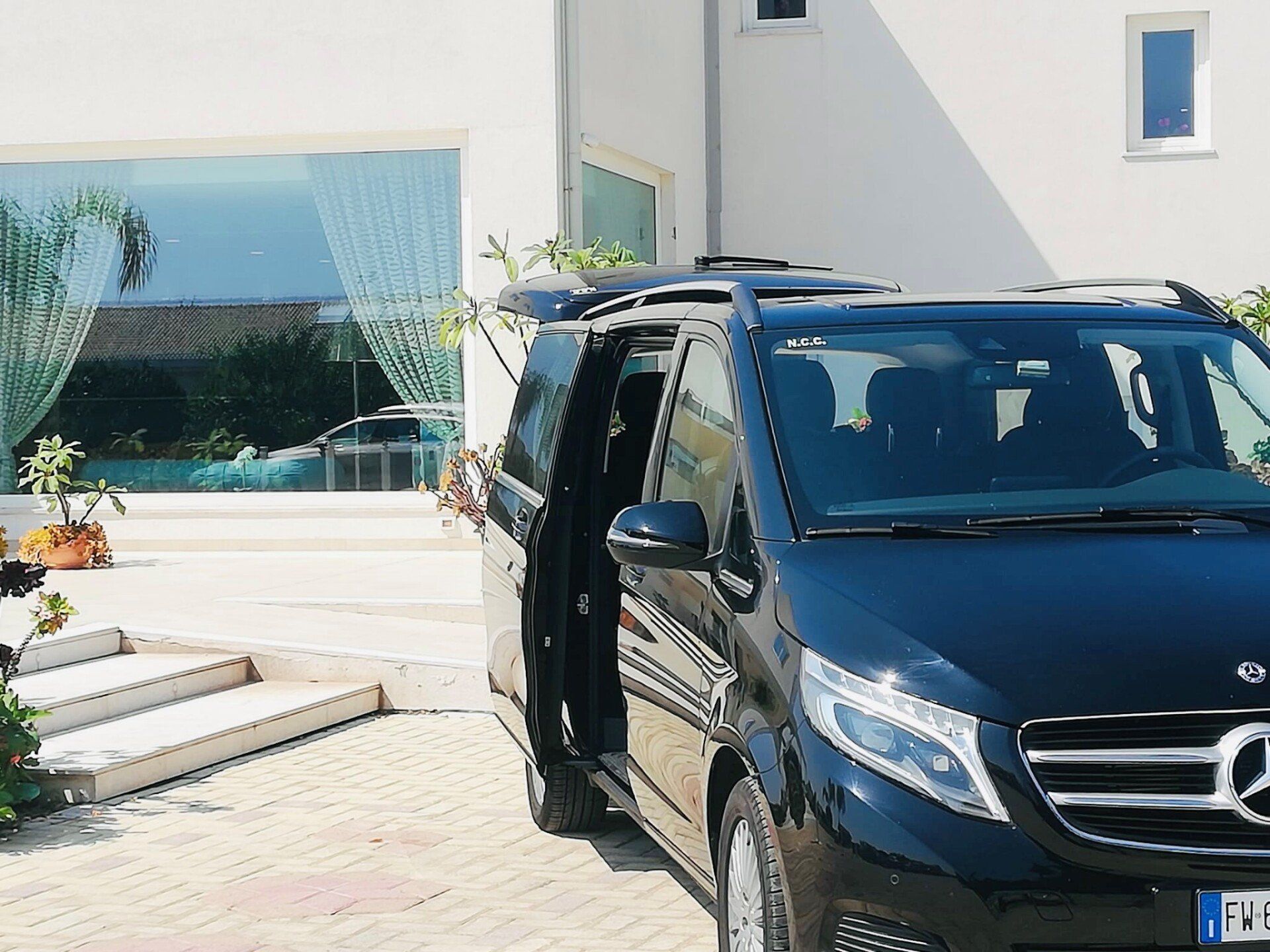 auto nera con portiera aperta