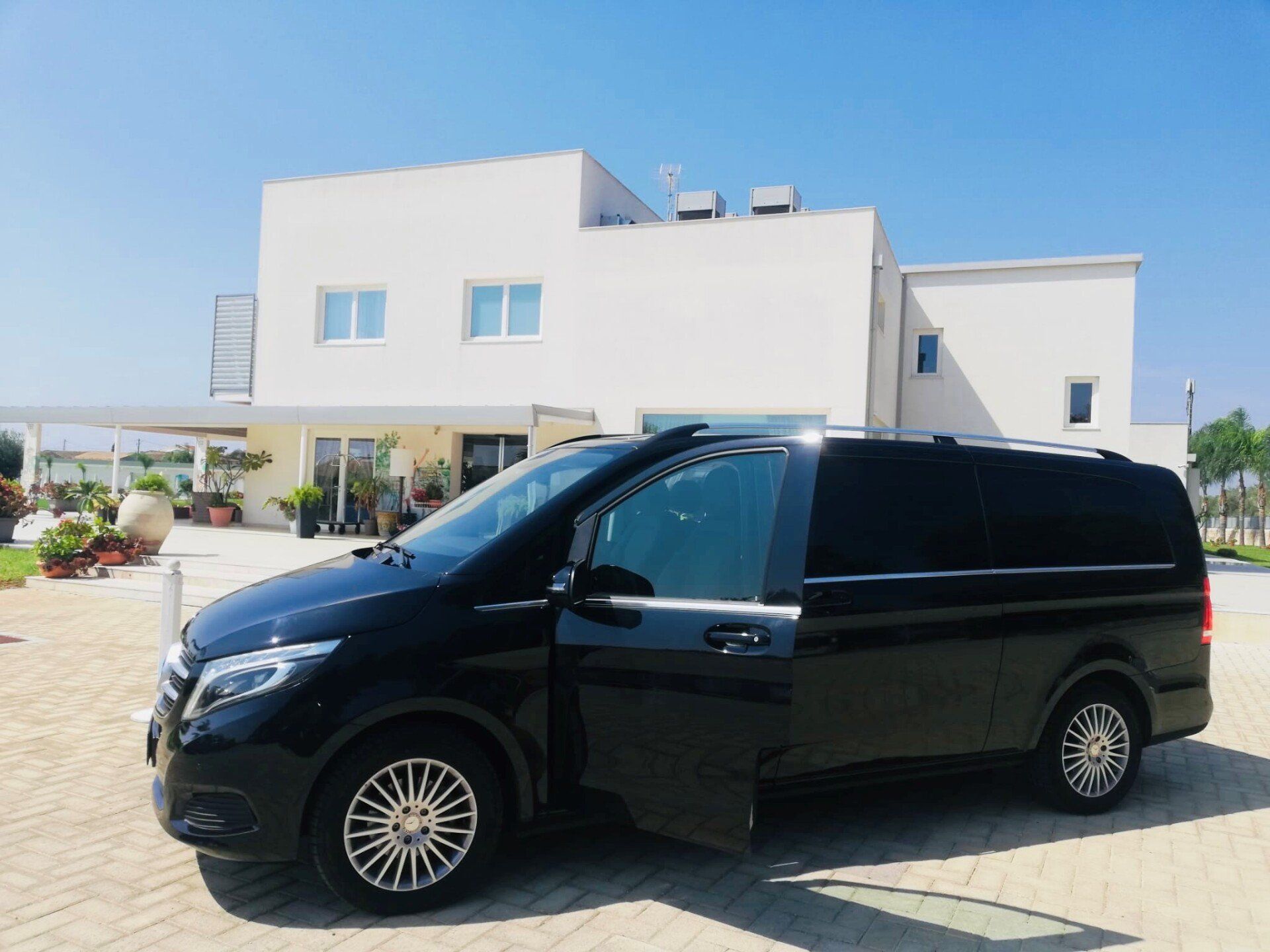 auto nera con portiera aperta