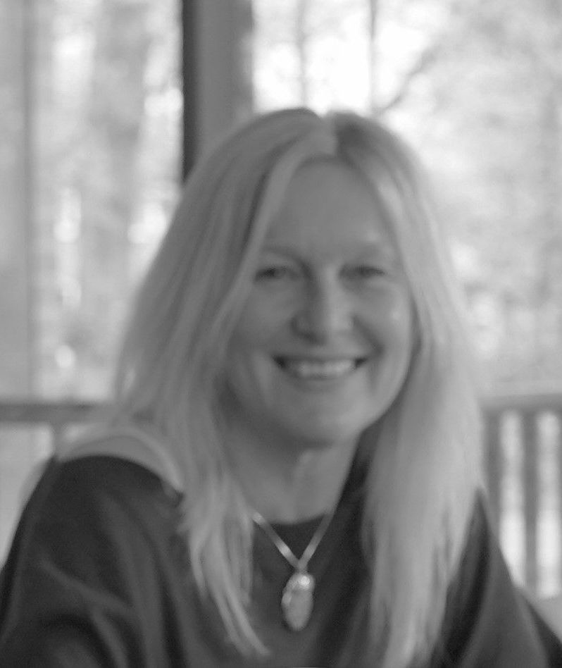 Auf einem Schwarzweißfoto lächelt eine Frau mit langen blonden Haaren.