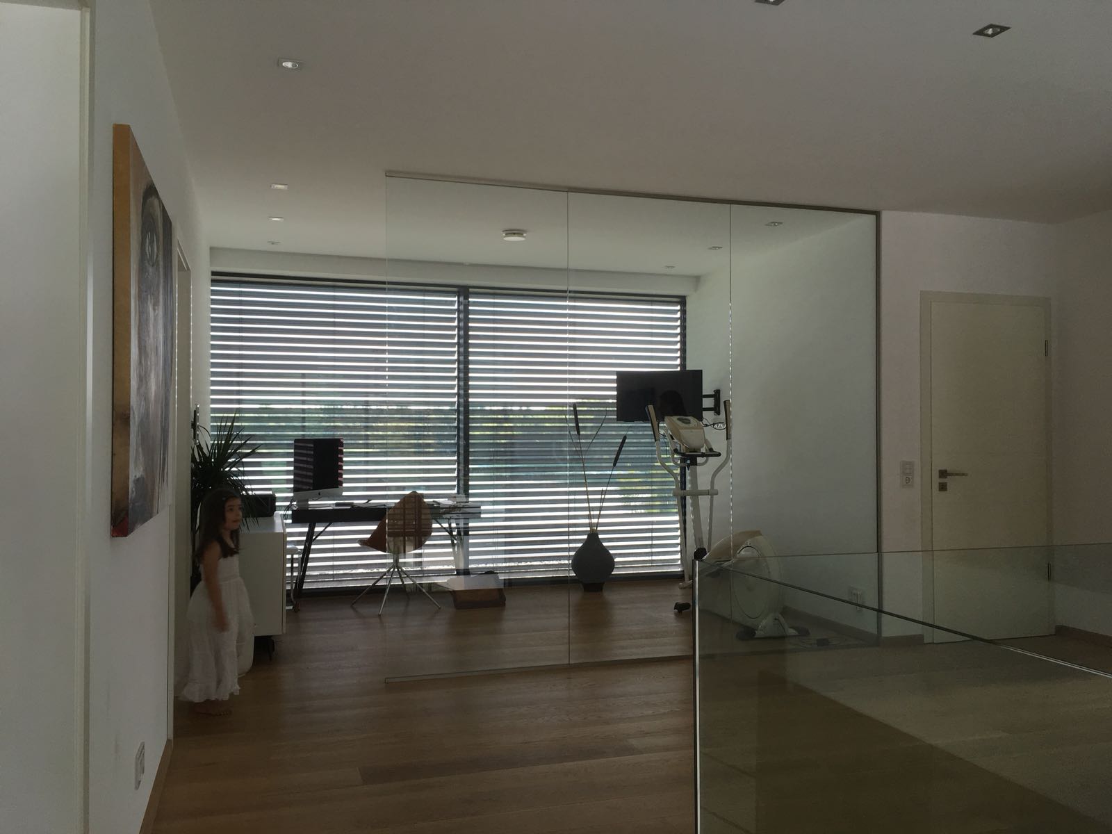 Ein Raum mit einem großen Fenster mit Jalousien