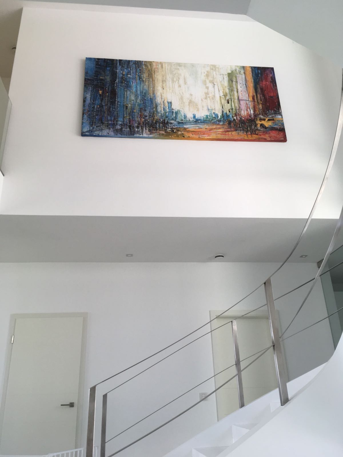 Eine Treppe mit einem Gemälde an der Wand darüber