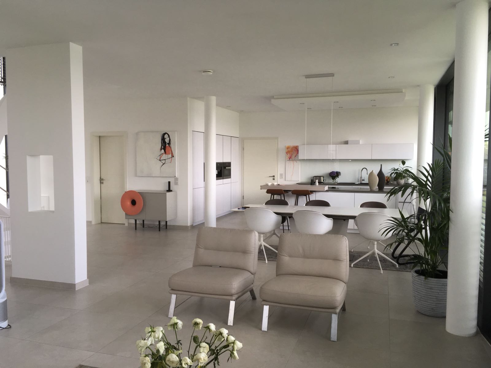 Ein Wohnzimmer mit zwei Stühlen und einem Tisch darin