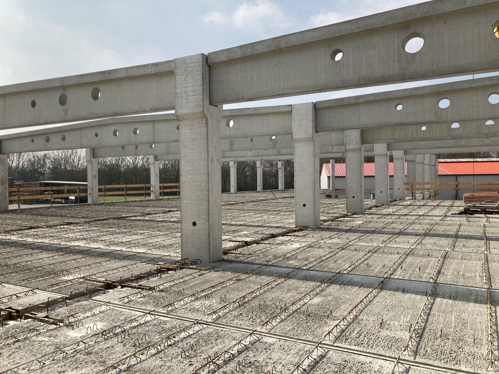 Ein großes im Bau befindliches Gebäude mit vielen Betonpfeilern.