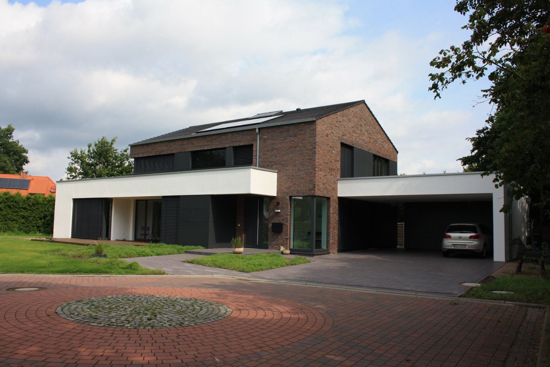 Ein Haus mit einem davor geparkten Auto