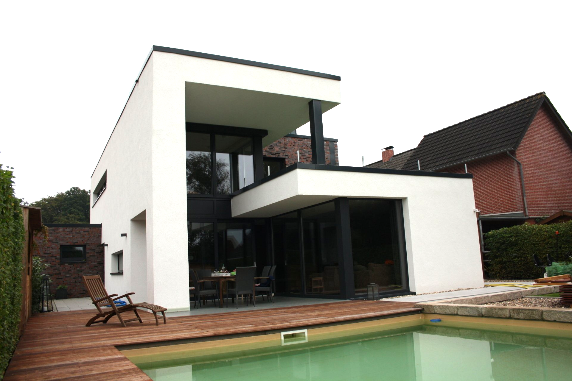 Ein weißes Haus mit einem Swimmingpool davor