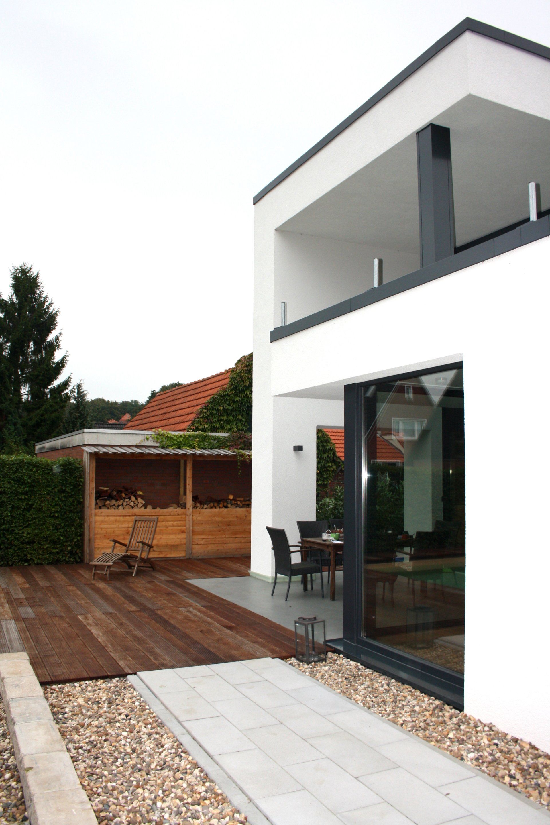 Ein weißes Haus mit einer großen Glasschiebetür