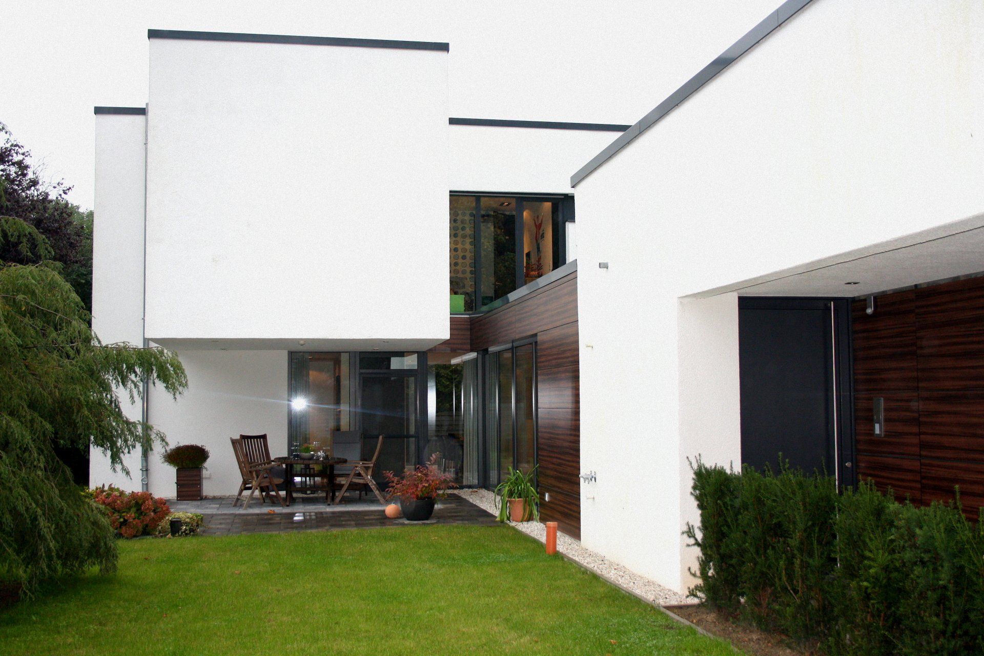 Ein weißes Haus mit einem großen Rasen davor