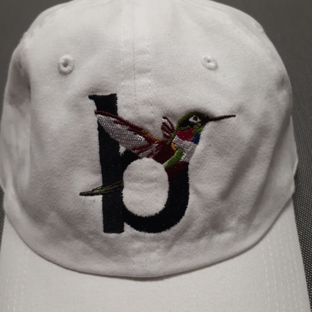 A man wearing a tan bucket hat that says veza sur