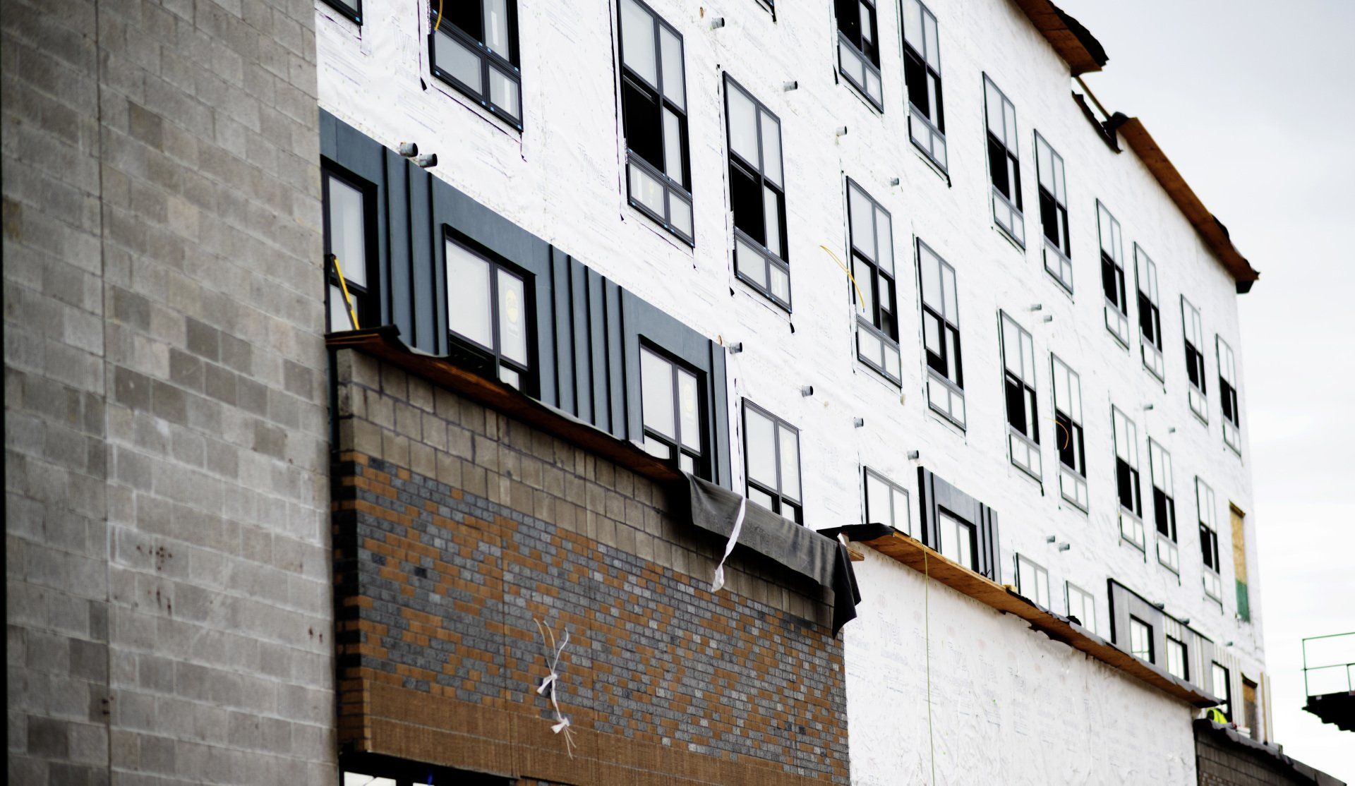 a large white building with a lot of windows on it