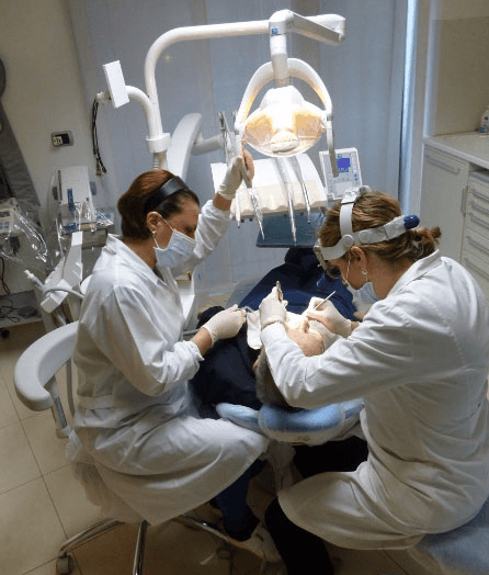 Trattamento dei denti di un'anziano a Bari