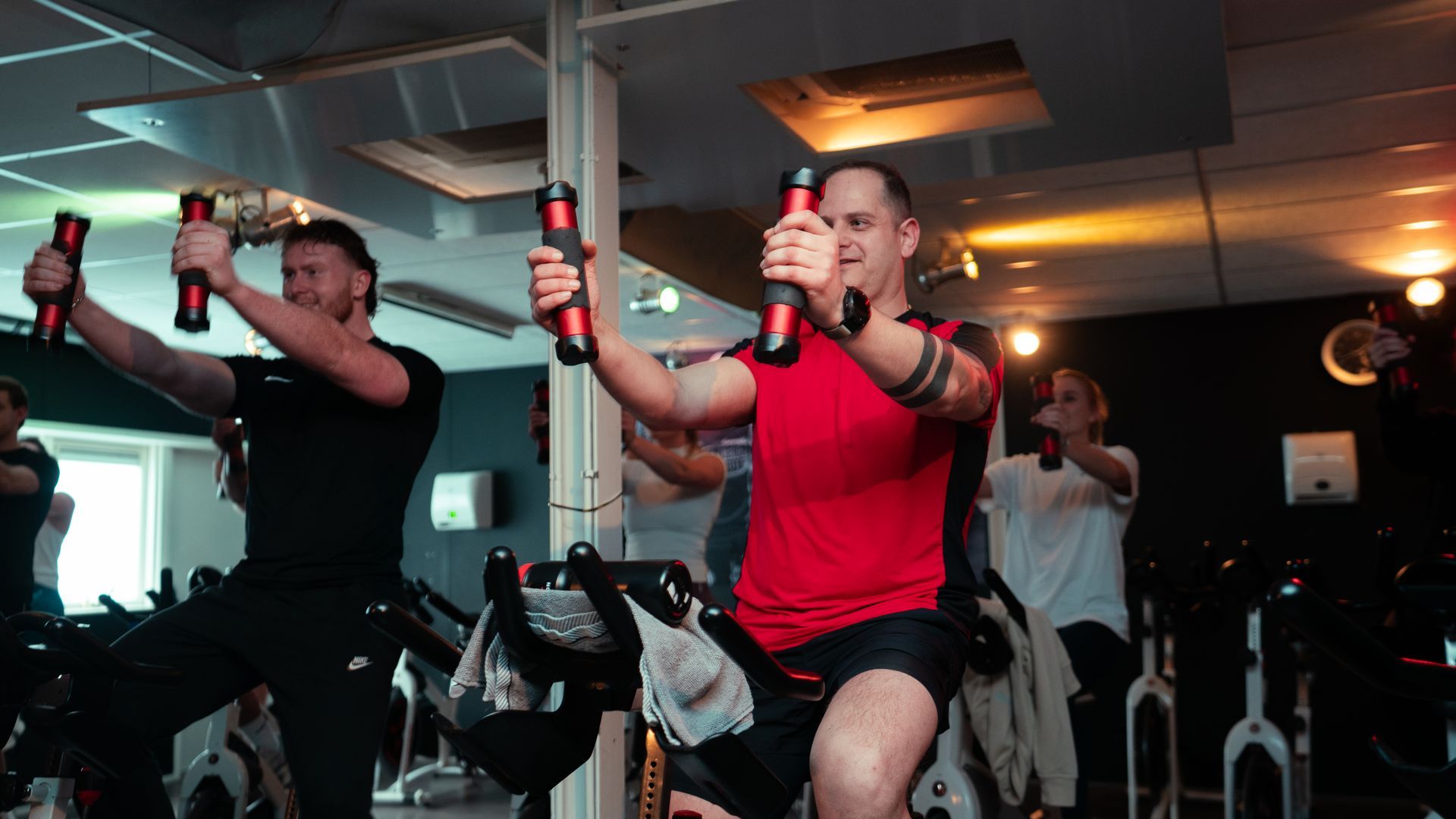 drie vrouwen doen yoga voor een stenen boog.
