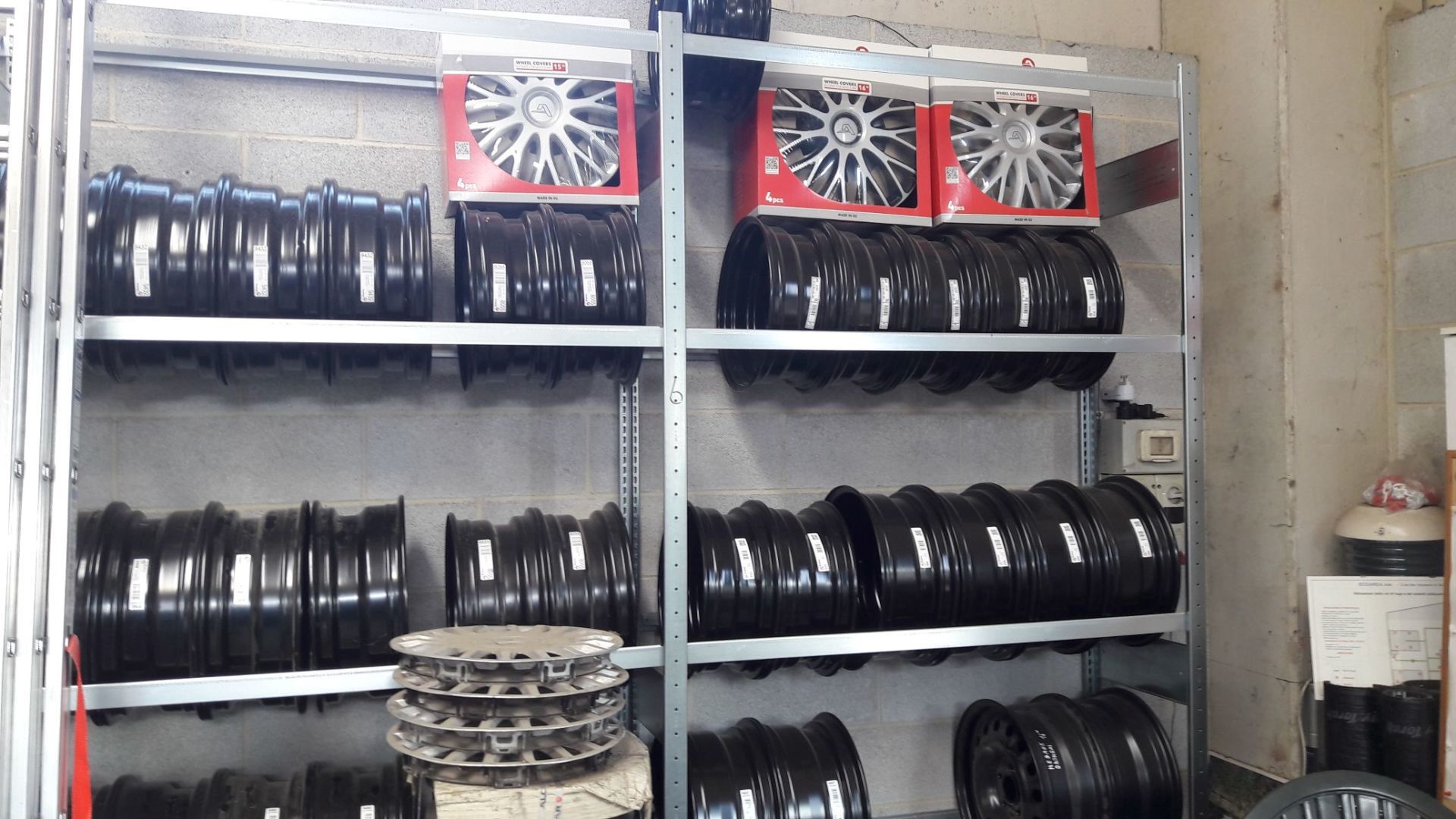 esposizione cerchi per auto