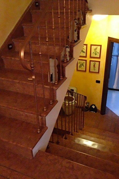 Una scala interna in marmo