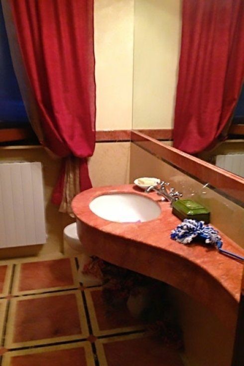 Un bagno con arredi in marmo