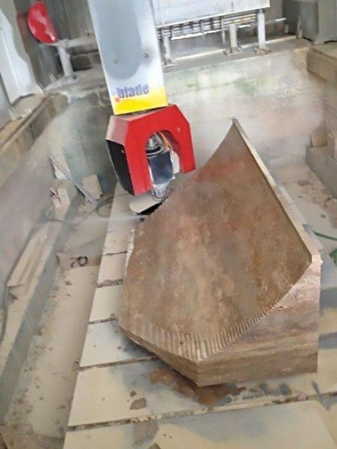 Una fase della lavorazione del marmo