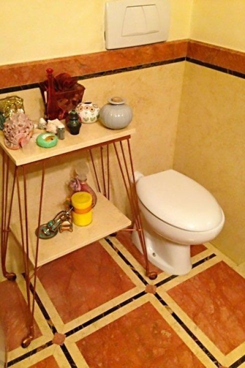 Un bagno con pavimentazione in marmo