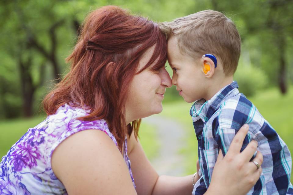 mamma e bambino con protesi