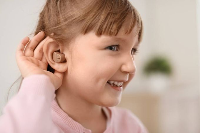 bambina con apparecchio acustico