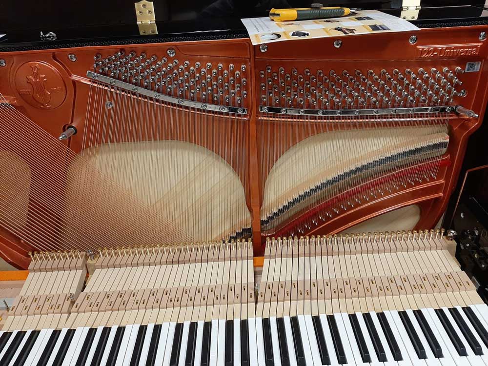 L'interno di un pianoforte con i tasti visibili