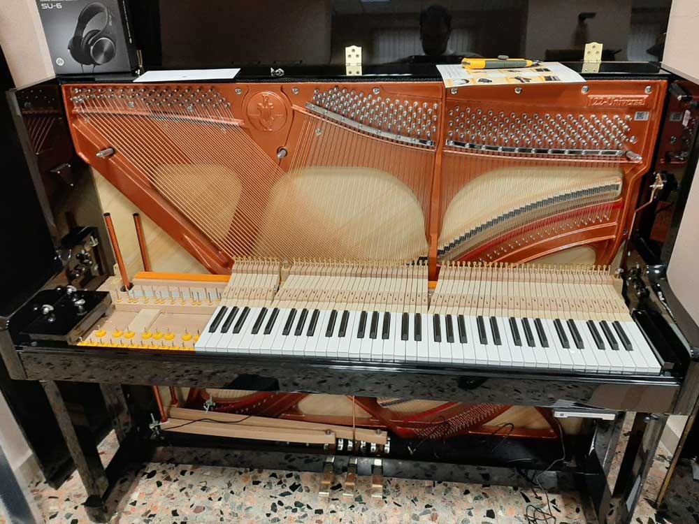 Un pianoforte è in riparazione e mancano i tasti