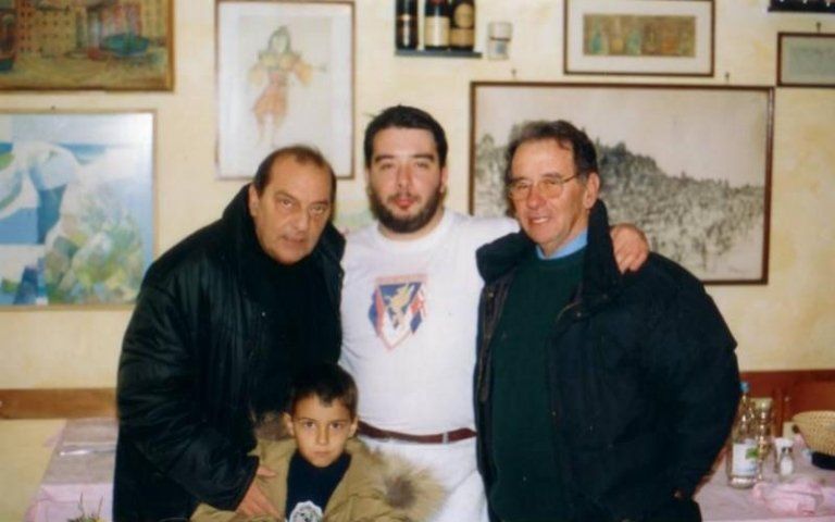 staff con clienti del ristorante