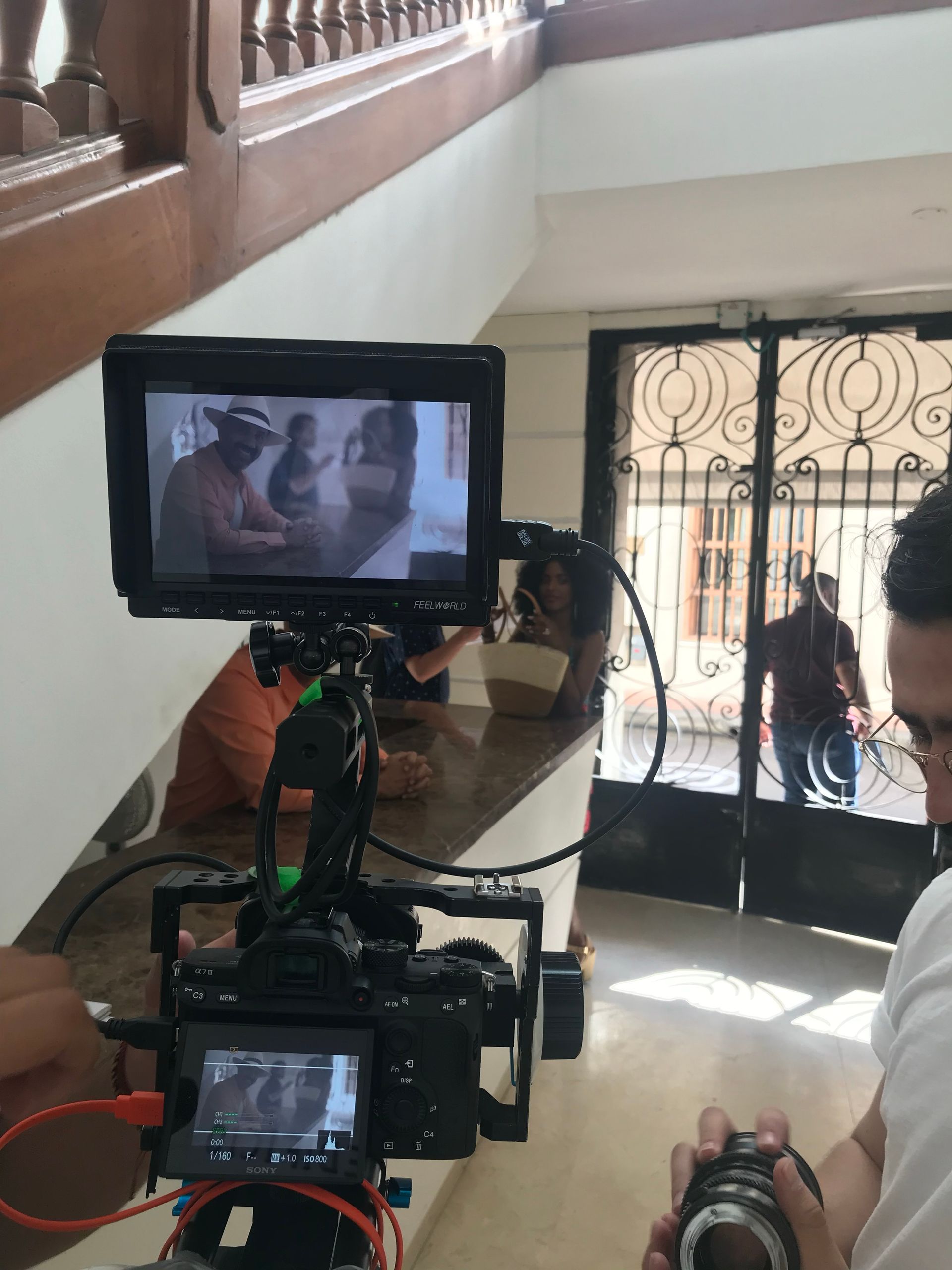 Un hombre está tomando una fotografía con una cámara en una habitación.