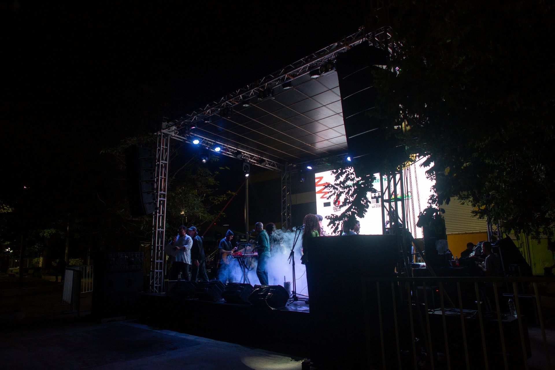 Un grupo de personas está de pie en un escenario por la noche.