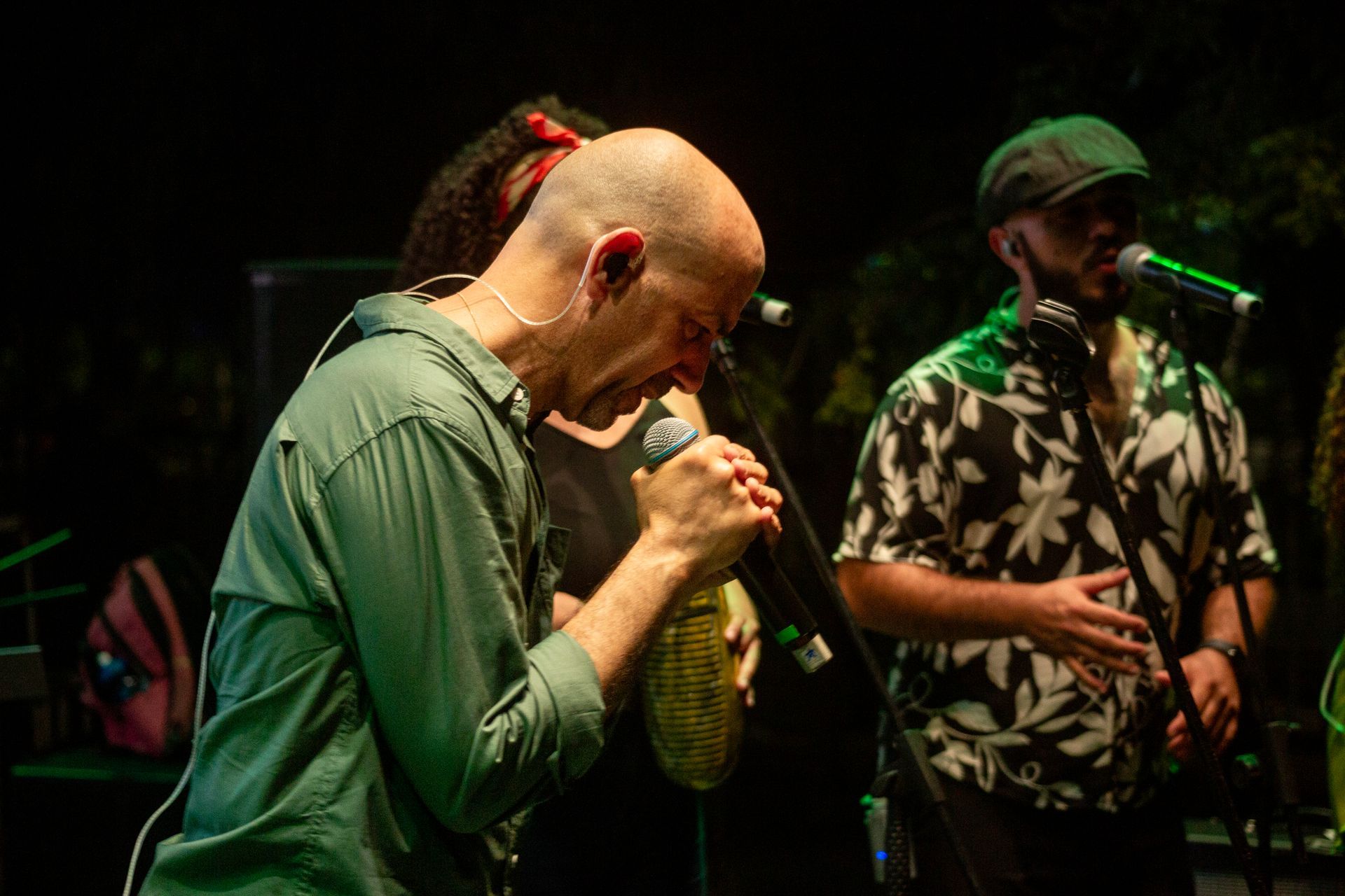 Un hombre está cantando en un micrófono en un escenario.
