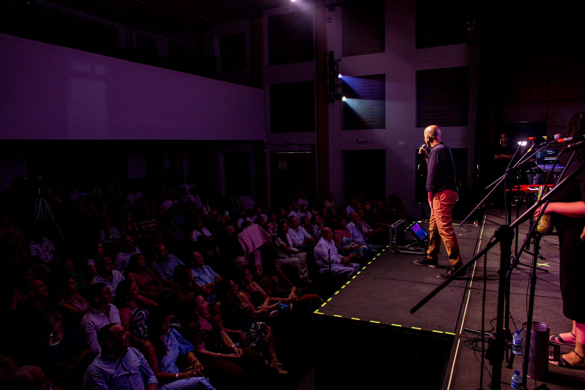 Un grupo de personas está de pie en un escenario frente a una multitud.