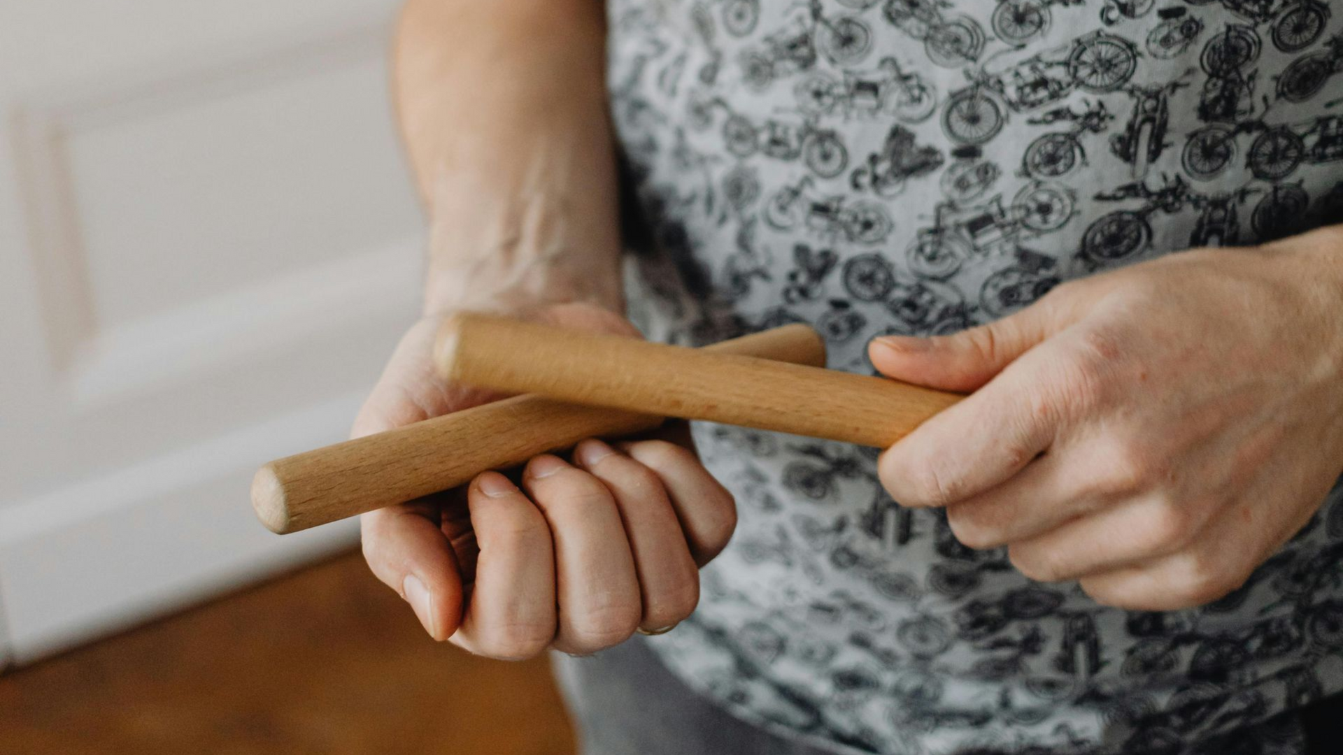Músico tocando el instrumento. musical llamado Clave