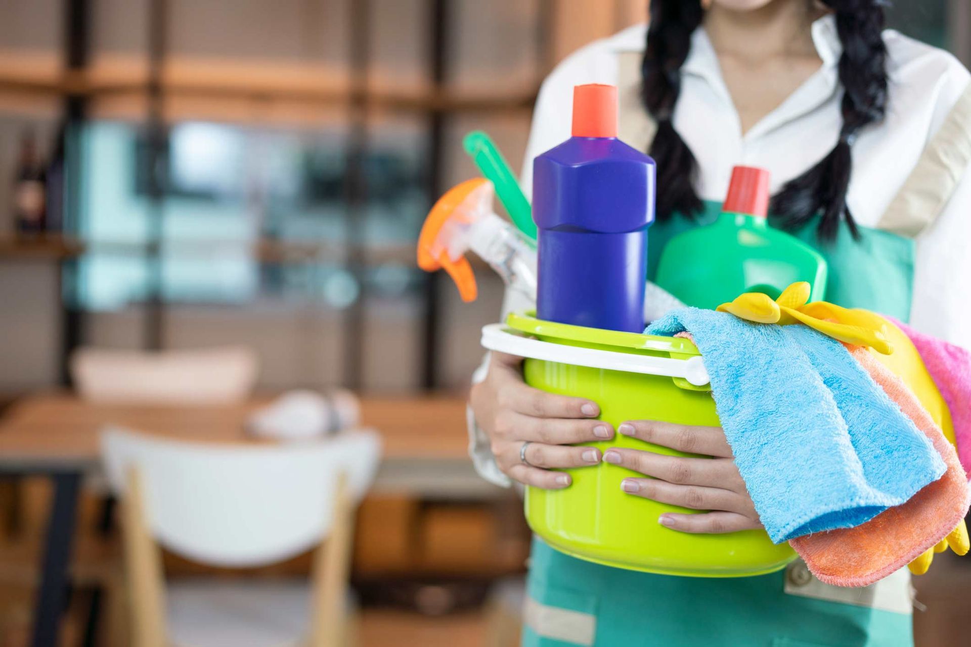 Woman carrying cleaning supplies representing residential deep cleaning in Salisbury, NC