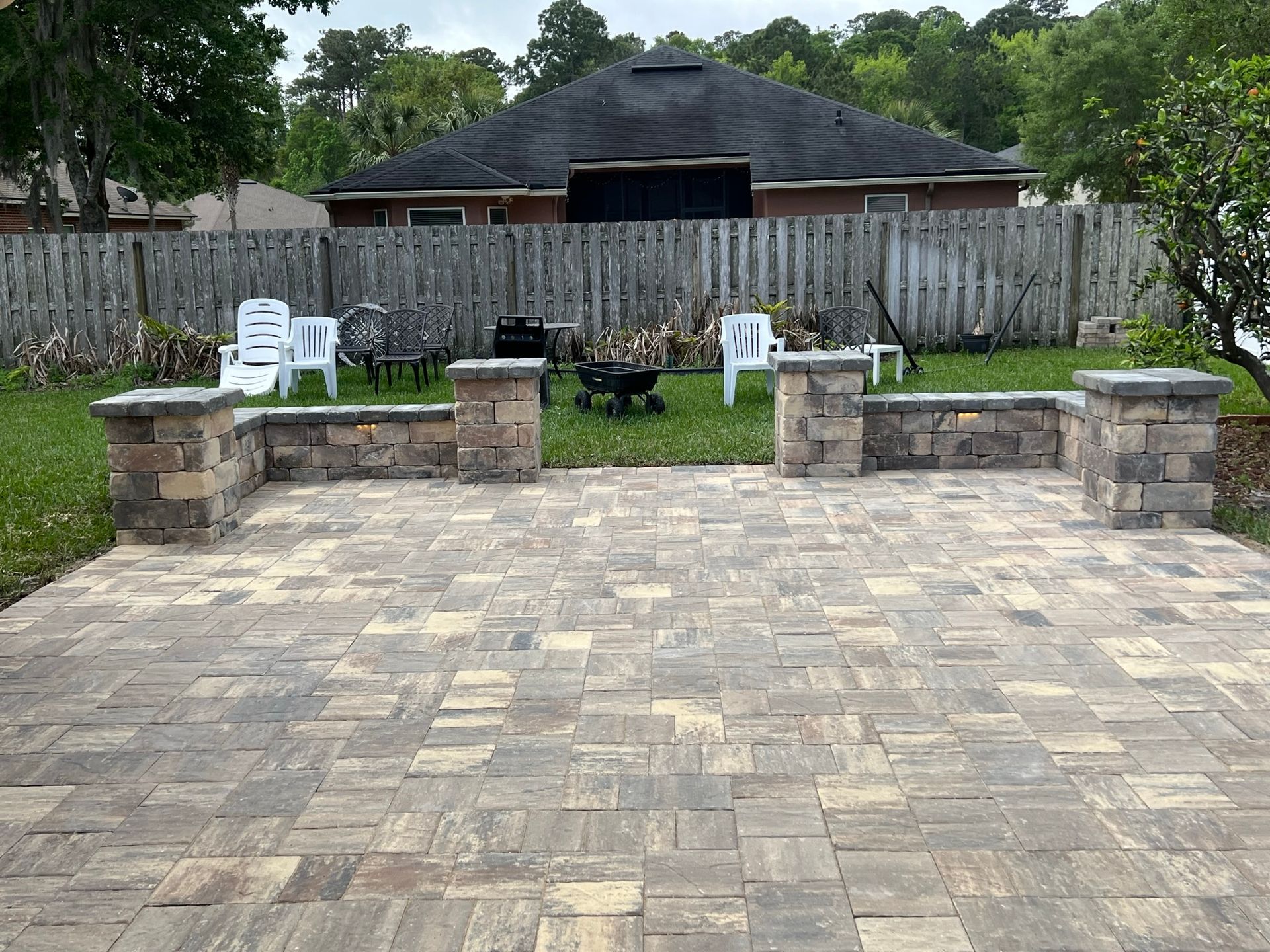 Stonehurst Sierra Patio with Stonegate Seating Wall & Colums | Mandarin, FL