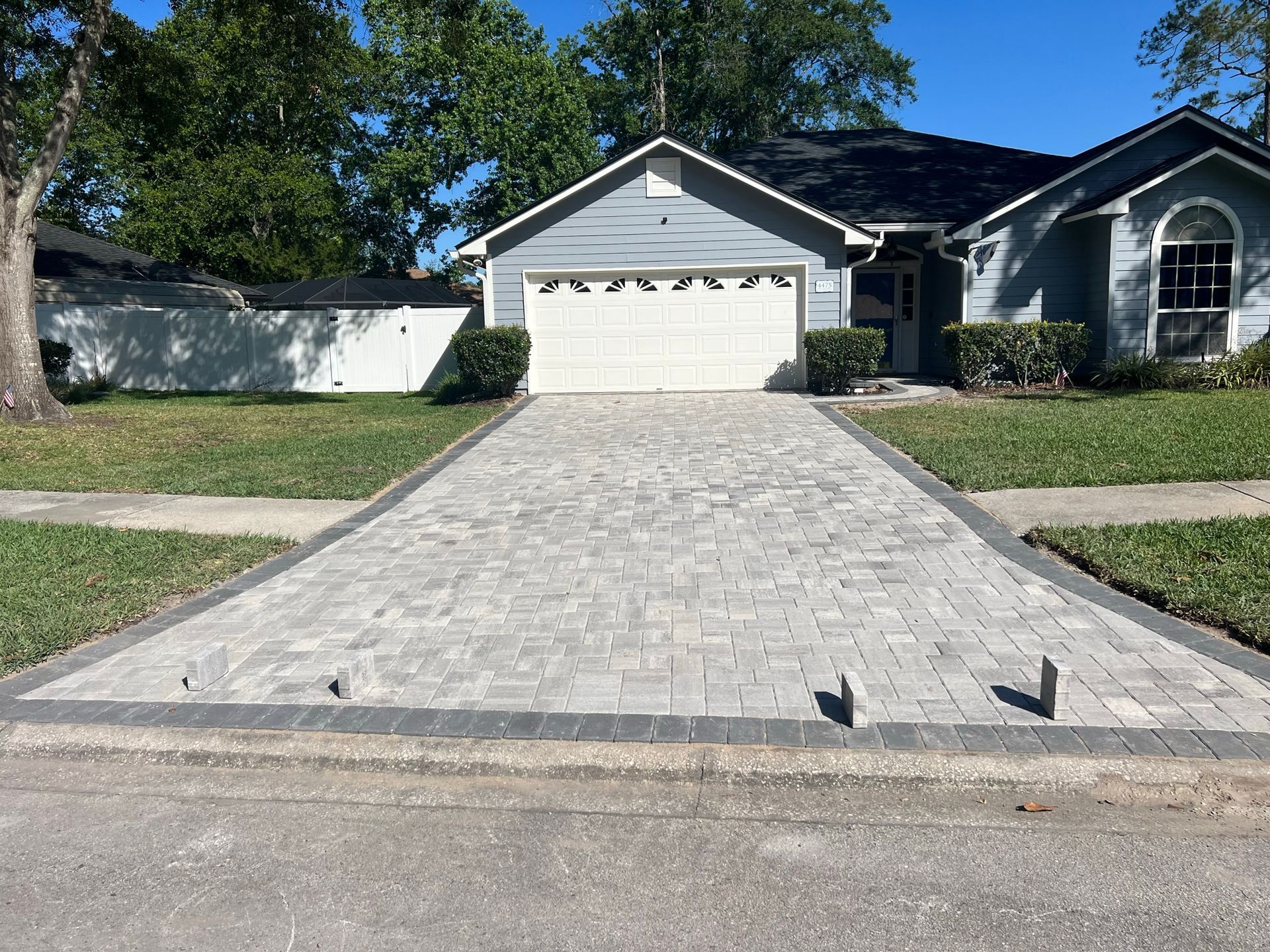 Roman Combo 2pc Quicksilver Driveway with 6x9 Charcoal Border