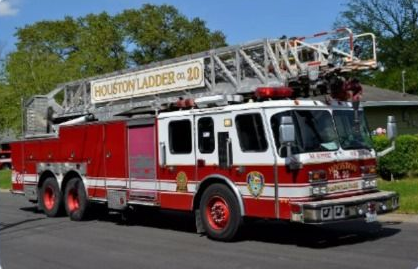 Camión de bomberos rojo y blanco con escalera extendida, etiquetado 
