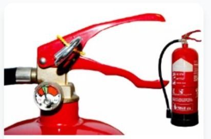 Extintor rojo con manómetro y mango, listo para usar.