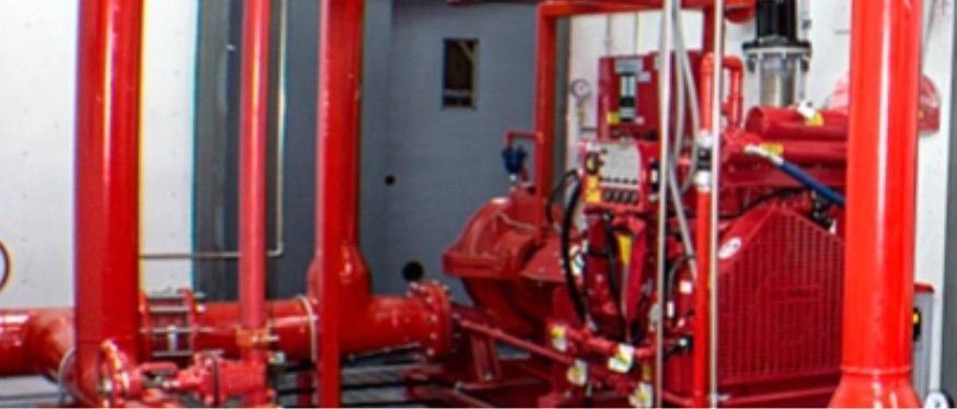 Extintor rojo con manómetro y mango, listo para usar.