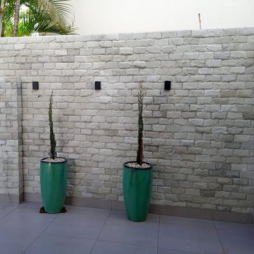 Pedra almofadada em área externa