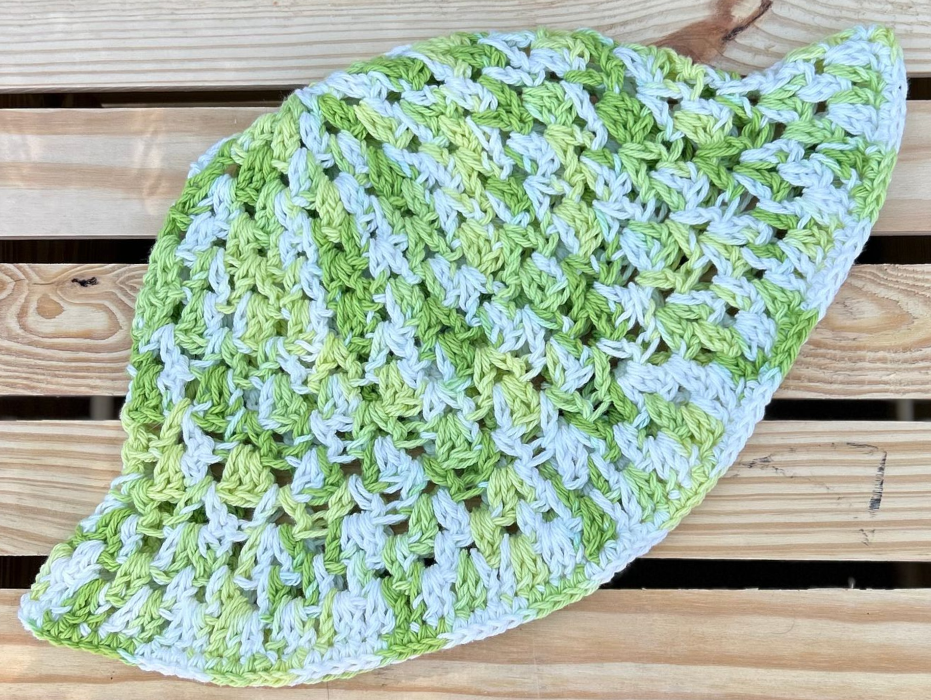 Granny V Bucket Hat - Green & White